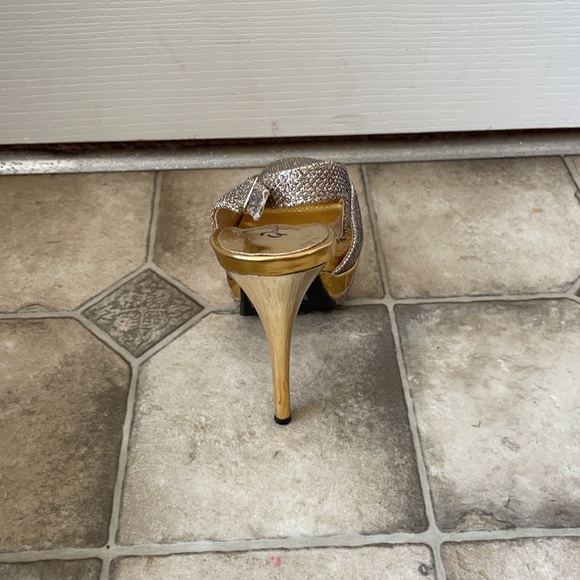 Heels - Picture 2 of 3